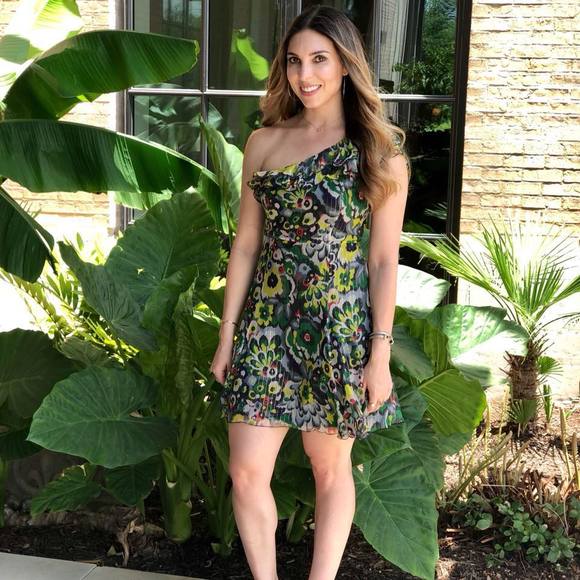 Meet your Posher, Gabriella - Picture 1 of 1